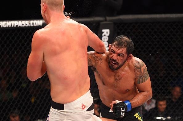 Stefan Struve (bermuda branca) venceu Rodrigo Minotauro Nogueira por deciso unnime