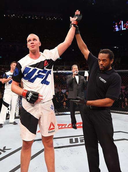 Stefan Struve (bermuda branca) venceu Rodrigo Minotauro Nogueira por deciso unnime