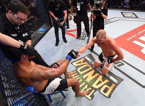 Stefan Struve (bermuda branca) venceu Rodrigo Minotauro Nogueira por deciso unnime