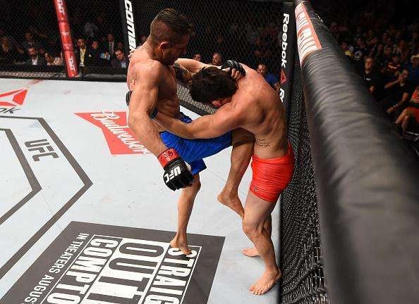 Reginaldo Vieira (bermuda azul) venceu Dileno Lopes por deciso unnime e conquistou o ttulo dos galos do TUF Brasil 4