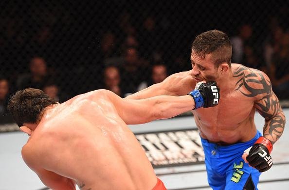 Reginaldo Vieira (bermuda azul) venceu Dileno Lopes por deciso unnime e conquistou o ttulo dos galos do TUF Brasil 4