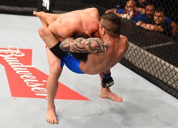 Reginaldo Vieira (bermuda azul) venceu Dileno Lopes por deciso unnime e conquistou o ttulo dos galos do TUF Brasil 4