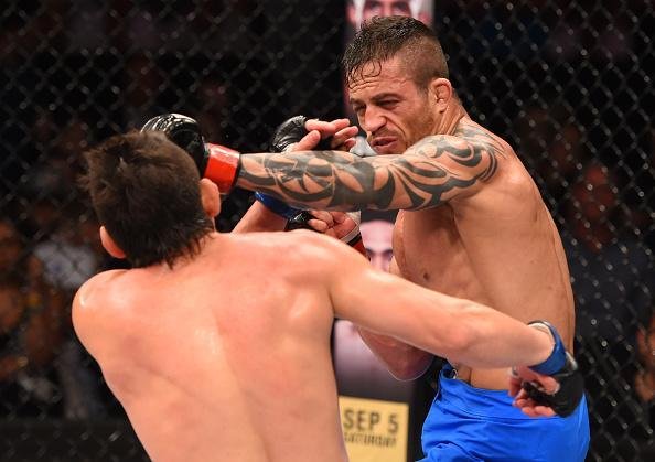 Reginaldo Vieira (bermuda azul) venceu Dileno Lopes por deciso unnime e conquistou o ttulo dos galos do TUF Brasil 4