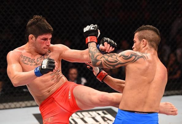 Reginaldo Vieira (bermuda azul) venceu Dileno Lopes por deciso unnime e conquistou o ttulo dos galos do TUF Brasil 4