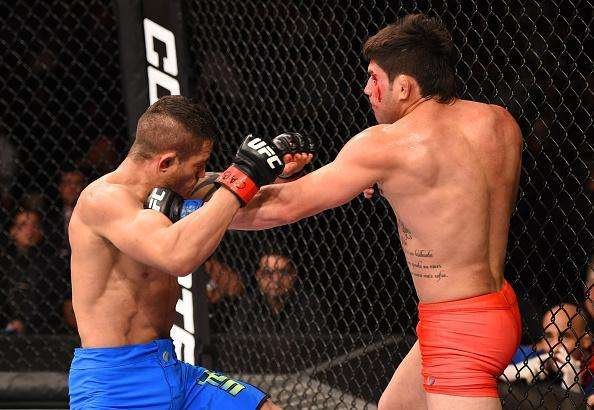 Reginaldo Vieira (bermuda azul) venceu Dileno Lopes por deciso unnime e conquistou o ttulo dos galos do TUF Brasil 4