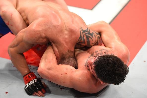 Reginaldo Vieira (bermuda azul) venceu Dileno Lopes por deciso unnime e conquistou o ttulo dos galos do TUF Brasil 4