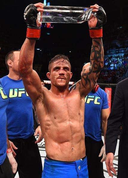 Reginaldo Vieira (bermuda azul) venceu Dileno Lopes por deciso unnime e conquistou o ttulo dos galos do TUF Brasil 4