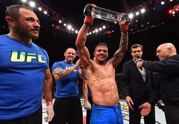 Reginaldo Vieira (bermuda azul) venceu Dileno Lopes por deciso unnime e conquistou o ttulo dos galos do TUF Brasil 4