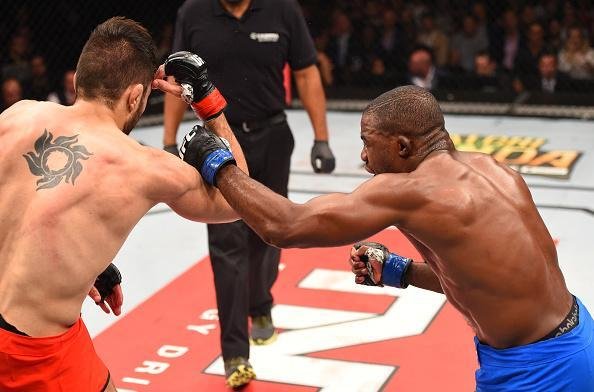 Glaico Nego Frana (bermuda vermelha) venceu Fernando Aougueiro Bruno por finalizao no terceiro round e conquistou o ttulo dos leves do TUF Brasil 4