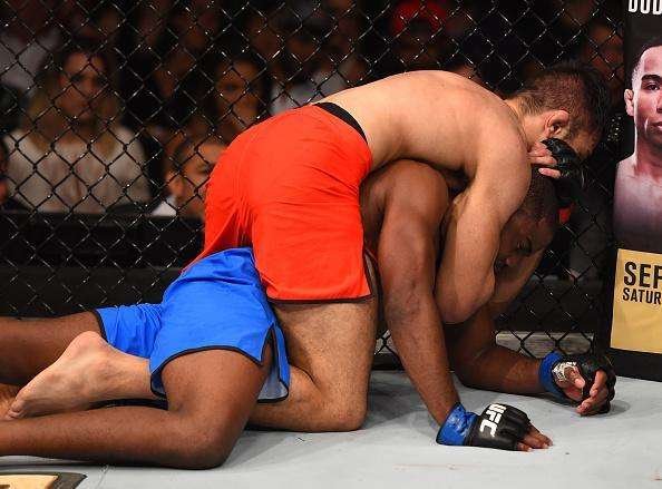 Glaico Nego Frana (bermuda vermelha) venceu Fernando Aougueiro Bruno por finalizao no terceiro round e conquistou o ttulo dos leves do TUF Brasil 4