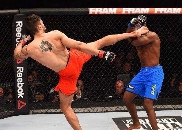 Glaico Nego Frana (bermuda vermelha) venceu Fernando Aougueiro Bruno por finalizao no terceiro round e conquistou o ttulo dos leves do TUF Brasil 4