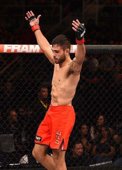 Glaico Nego Frana (bermuda vermelha) venceu Fernando Aougueiro Bruno por finalizao no terceiro round e conquistou o ttulo dos leves do TUF Brasil 4