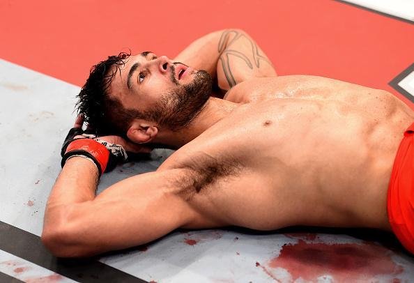 Glaico Nego Frana (bermuda vermelha) venceu Fernando Aougueiro Bruno por finalizao no terceiro round e conquistou o ttulo dos leves do TUF Brasil 4