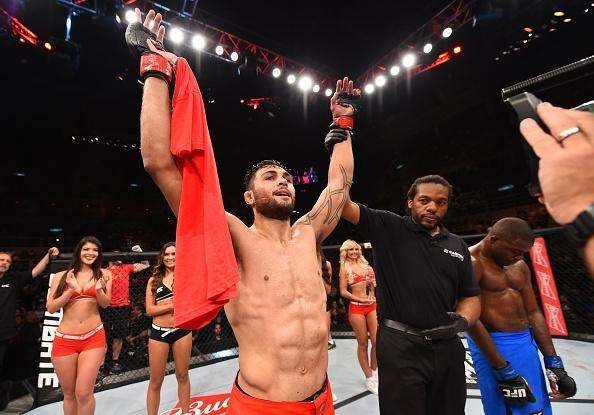 Glaico Nego Frana (bermuda vermelha) venceu Fernando Aougueiro Bruno por finalizao no terceiro round e conquistou o ttulo dos leves do TUF Brasil 4