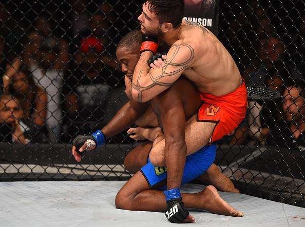 Glaico Nego Frana (bermuda vermelha) venceu Fernando Aougueiro Bruno por finalizao no terceiro round e conquistou o ttulo dos leves do TUF Brasil 4