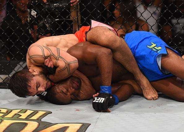 Glaico Nego Frana (bermuda vermelha) venceu Fernando Aougueiro Bruno por finalizao no terceiro round e conquistou o ttulo dos leves do TUF Brasil 4