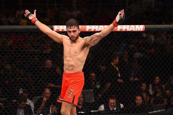 Glaico Nego Frana (bermuda vermelha) venceu Fernando Aougueiro Bruno por finalizao no terceiro round e conquistou o ttulo dos leves do TUF Brasil 4