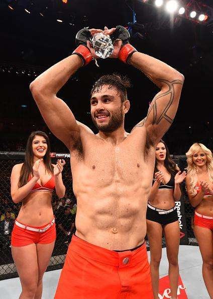 Glaico Nego Frana (bermuda vermelha) venceu Fernando Aougueiro Bruno por finalizao no terceiro round e conquistou o ttulo dos leves do TUF Brasil 4