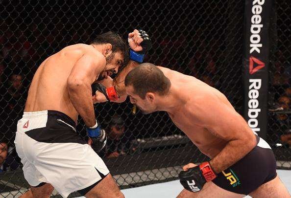 Maurcio Shogun (bermuda preta) venceu Rogrio Minotouro por deciso unnime