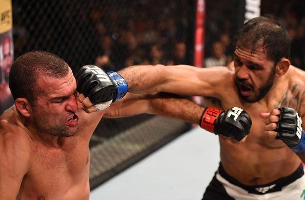 Maurcio Shogun (bermuda preta) venceu Rogrio Minotouro por deciso unnime