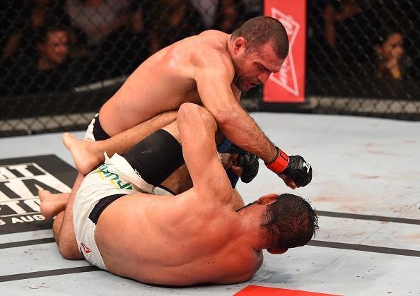 Maurcio Shogun (bermuda preta) venceu Rogrio Minotouro por deciso unnime