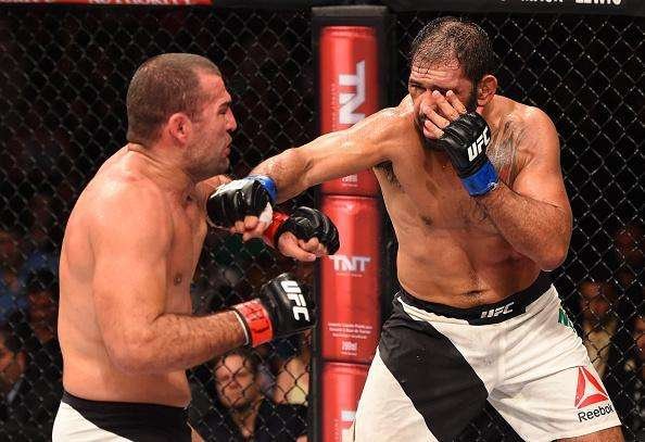 Maurcio Shogun (bermuda preta) venceu Rogrio Minotouro por deciso unnime