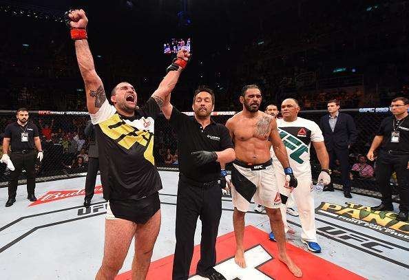 Maurcio Shogun (bermuda preta) venceu Rogrio Minotouro por deciso unnime