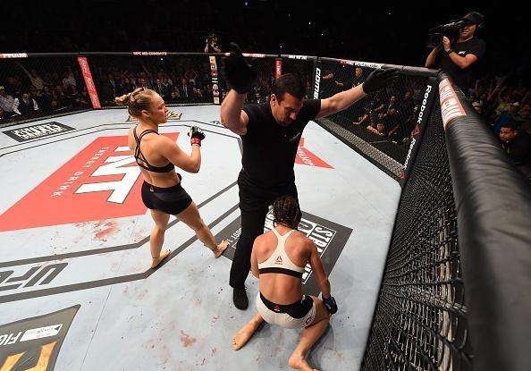 Ronda Rousey (roupa preta) venceu Bethe Pitbull por nocaute no primeiro round e manteve o cinturo dos galos do UFC