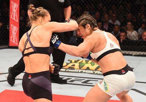 Ronda Rousey (roupa preta) venceu Bethe Pitbull por nocaute no primeiro round e manteve o cinturo dos galos do UFC