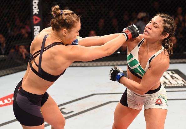 Ronda Rousey (roupa preta) venceu Bethe Pitbull por nocaute no primeiro round e manteve o cinturo dos galos do UFC