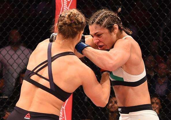 Ronda Rousey (roupa preta) venceu Bethe Pitbull por nocaute no primeiro round e manteve o cinturo dos galos do UFC