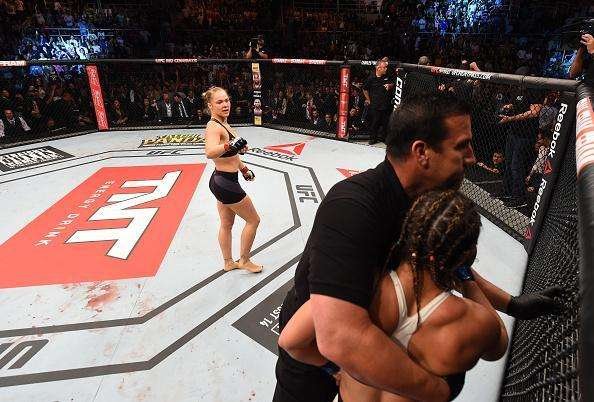 Ronda Rousey (roupa preta) venceu Bethe Pitbull por nocaute no primeiro round e manteve o cinturo dos galos do UFC