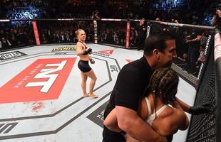 Ronda Rousey (roupa preta) venceu Bethe Pitbull por nocaute no primeiro round e manteve o cinturo dos galos do UFC