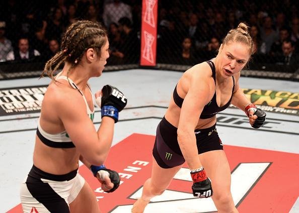 Ronda Rousey (roupa preta) venceu Bethe Pitbull por nocaute no primeiro round e manteve o cinturo dos galos do UFC