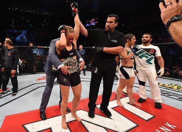 Ronda Rousey (roupa preta) venceu Bethe Pitbull por nocaute no primeiro round e manteve o cinturo dos galos do UFC