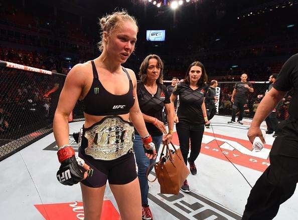 Ronda Rousey (roupa preta) venceu Bethe Pitbull por nocaute no primeiro round e manteve o cinturo dos galos do UFC