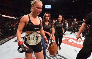 Ronda Rousey (roupa preta) venceu Bethe Pitbull por nocaute no primeiro round e manteve o cinturo dos galos do UFC