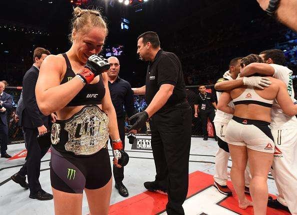 Ronda Rousey (roupa preta) venceu Bethe Pitbull por nocaute no primeiro round e manteve o cinturo dos galos do UFC