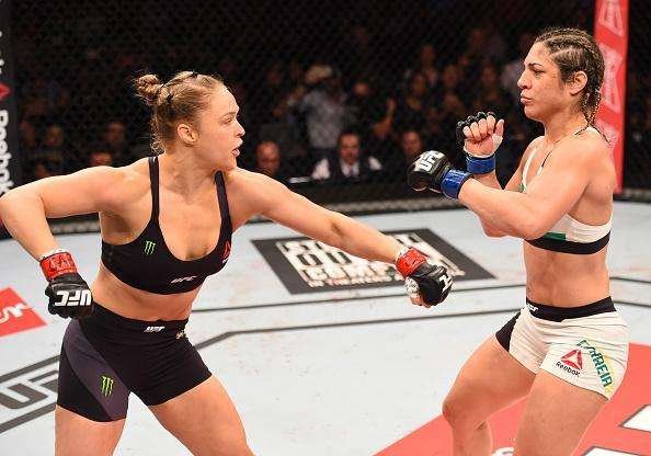 Ronda Rousey (roupa preta) venceu Bethe Pitbull por nocaute no primeiro round e manteve o cinturo dos galos do UFC