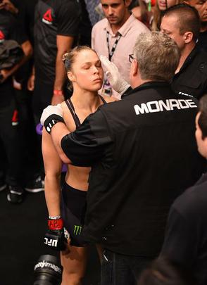 Confira imagens do atropelo de Ronda Rousey sobre Bethe Pitbull