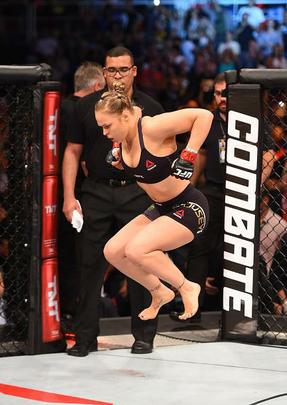 Confira imagens do atropelo de Ronda Rousey sobre Bethe Pitbull