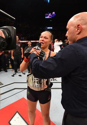 Confira imagens do atropelo de Ronda Rousey sobre Bethe Pitbull