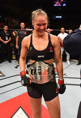 Confira imagens do atropelo de Ronda Rousey sobre Bethe Pitbull