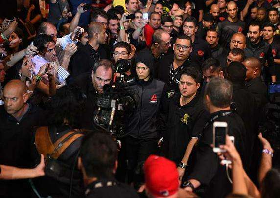 Confira imagens do atropelo de Ronda Rousey sobre Bethe Pitbull