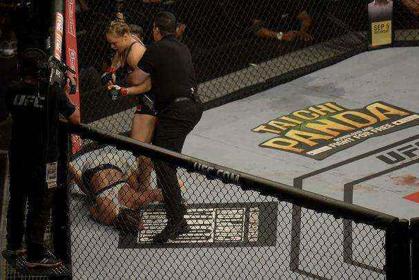 Confira imagens do atropelo de Ronda Rousey sobre Bethe Pitbull