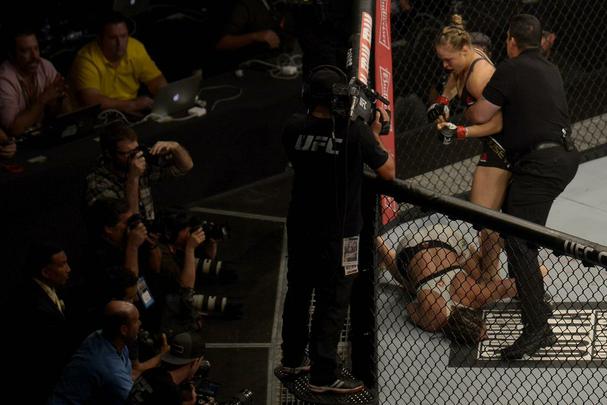 Confira imagens do atropelo de Ronda Rousey sobre Bethe Pitbull