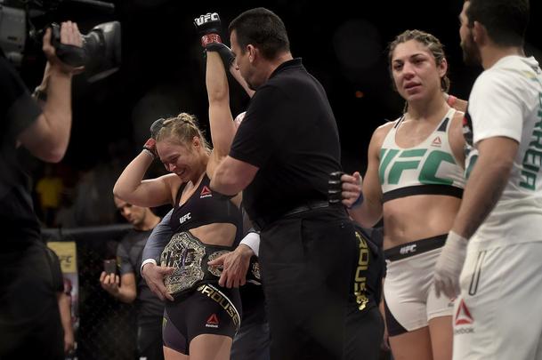 Confira imagens do atropelo de Ronda Rousey sobre Bethe Pitbull