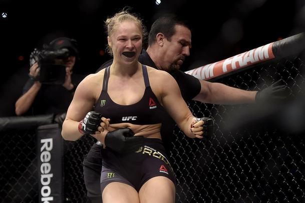 Confira imagens do atropelo de Ronda Rousey sobre Bethe Pitbull