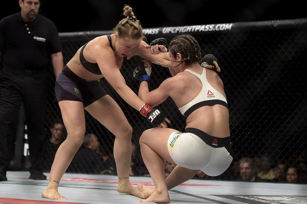 Confira imagens do atropelo de Ronda Rousey sobre Bethe Pitbull