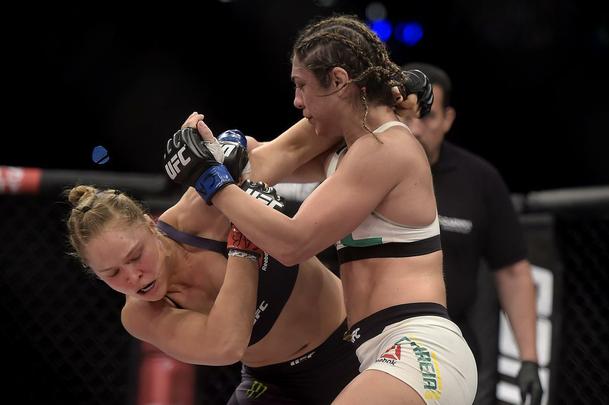 Confira imagens do atropelo de Ronda Rousey sobre Bethe Pitbull